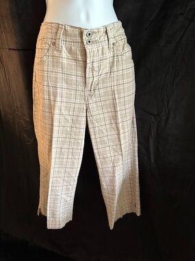 Bandolino Blu, tan/pink plaid Capri pants, size 10
